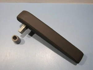 Reposabrazos Mercedes Vito Viano W639 cuero izquierdo genuino P/N A6399701900 REF J3-18 - Imagen 1 de 9