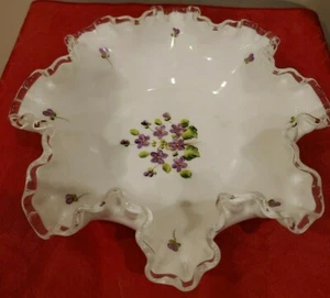 FENTON SILVER CREST LECHE VIDRIO VIOLETAS EN LA NIEVE 9" BORDE CON VOLANTES PLATO TAZÓN - Imagen 1 de 5