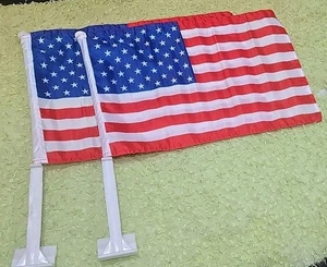2 BANDERAS DE COCHE DEPORTIVO DE EE. UU. NUEVAS 12 X 18" POLIÉSTER RESISTENTE VENTANA ASTA INCLUIDA - Imagen 1 de 11