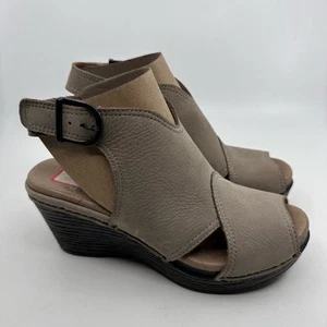 Dansko Vanda Plateau Keilabsatz taupe Nubukleder Peeptoe WMNS 6 Slingback beige - Bild 1 von 9