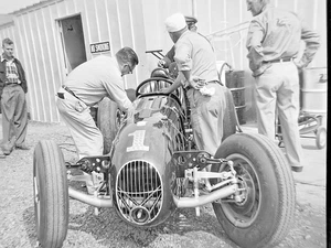 1952 Indy 500 Auto #1 Federung Arbeit Garage Bereich Mechaniker Besatzung Negativ - Bild 1 von 3