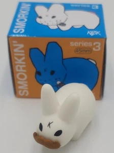 Kidrobot SMORKIN' LABBIT Serie 3 BIGOTE BLANCO Mini Figura Vinilo Stache Kozik - Imagen 1 de 7