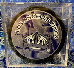 VINTAGE LOS ANGELES KINGS INGLASCO HOCKEY PUCK - Foto 1 di 2