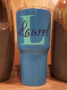 Vaso con recubrimiento en polvo personalizado con nombre y calcomanía inicial. Elige colores. - Imagen 1 de 6