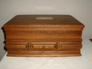 Caja de almacenamiento de cubiertos de madera de nogal Pacific Silvercloth de colección con cajón - Imagen 1 de 4