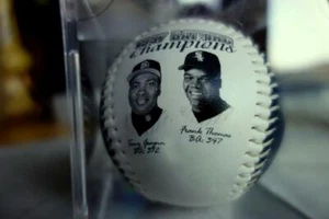 1997 Batting Champions FRANK THOMAS & TONY GWYNN SE Fotoball Baseball con custodia NUOVO - Foto 1 di 3