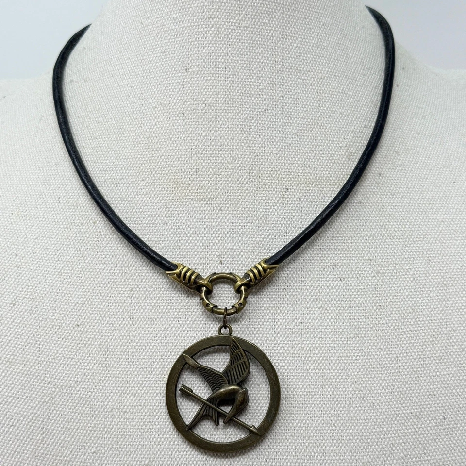 Collar Colgante Bico Sinsajo Juegos del Hambre Cordón de Cuero Marrón Foto 1 de 4