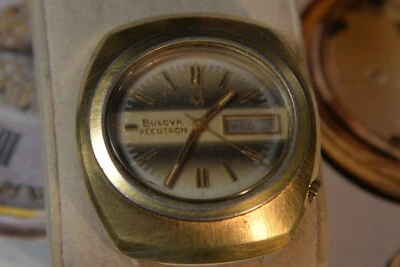 Reloj de cuarzo para hombre Bulova ACCUTRON 218 1974 vintage chapado en oro--4 reparaciones/piezas Foto 1 de 4