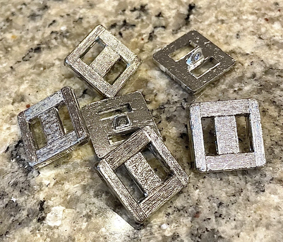 6pcs X 18.5mm Square Silver Cast Metal Cut Out Shank Grain Finish Buttons - Image 1 of 4