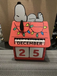 Peanuts Snoopy Doghouse Perpetual Calendar Red Tabletop Christmas Decor - Picture 1 of 9