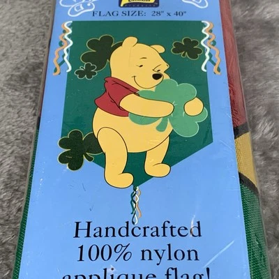 Bandera decorativa de colección 1999 Disney Winnie the Pooh Clover Abrazo Día de San Patricio Nuevo de Lote Antiguo Foto 1 de 4