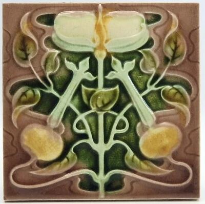 Azulejo de chimenea antiguo diseño floral mayólica moldeado por Henry Richards C1901 Foto 1 de 3