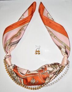 Foulard Gioiello. Collana multicolore con foulard abbinato