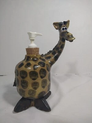 Dispensador de bomba de jabón esmaltado de cerámica hecho a mano para jirafa firmado Foto 1 de 4