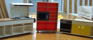 TOMY kleineres Haus Puppenhaus Möbel Konvolut Wohnzimmer Küche Vintage - Bild 1 von 4