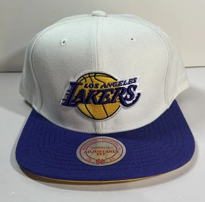 Gorra Mitchell & Ness clásica de 2 tonos con cierre a presión blanca y púrpura de Los Angeles Lakers Foto 1 de 4