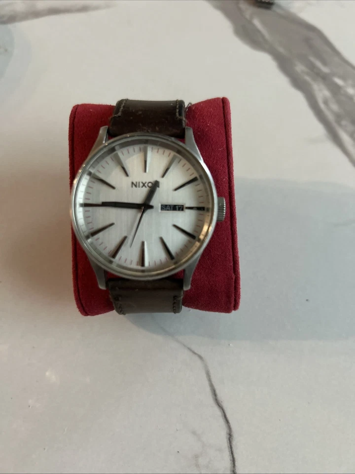 Reloj para hombre Nixon Sentry cuero plata/marrón esfera plateada” Foto 1 de 4
