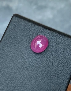 2,70 ct natürlicher Rubin Cabochon Edelstein aus Afrika - tiefrot, fein poliert - Bild 1 von 4