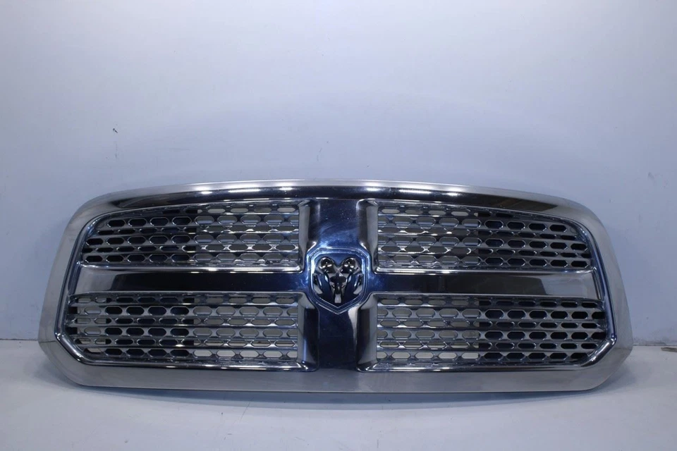 Ram 1500 Laramie 2013-18 parachoques delantero rejilla radiador con emblema 13DSAC0020AB OEM Foto 1 de 4