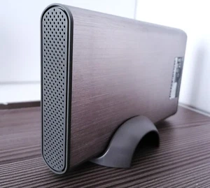 Externe Festplatte IOMEGA 1,36 TB (Metallgehause) mit Ständer (Modell LDHD-UP) - Bild 1 von 2