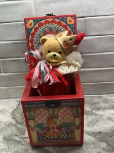 1987 Enesco Limited Edition Musical Jack-in-The-Box Lucy & Me Queen of Hearts - Picture 1 of 15