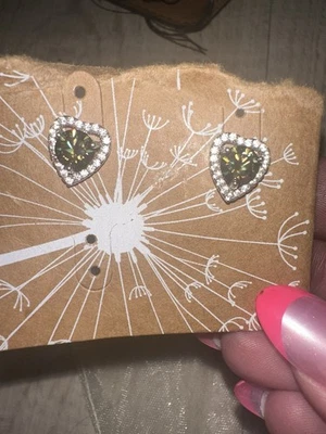 Pendientes en forma de corazón de diamantes avellana cultivados en laboratorio de 1,5 quilates  Foto 1 de 4