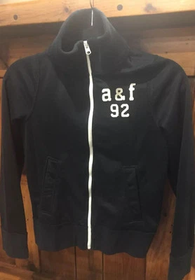 Chaqueta negra con cremallera Abercrombie para niños talla grande Foto 1 de 4