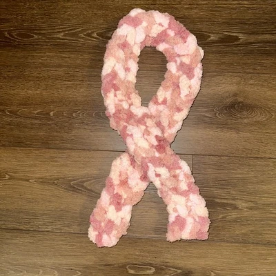 Bufanda tejida gruesa hecha a mano rosa crema patrón de mármol suave acogedor niños Foto 1 de 3