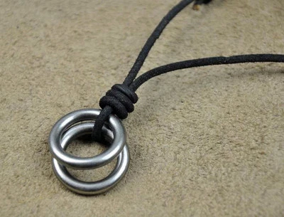 COLLAR LARGO COLGANTE CRUZADO PLAYA SURFISTA AJUSTABLE CUERO NEGRO FRESCO PARA HOMBRE  Foto 1 de 2