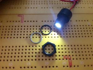 Indicador de panel empotrado LED IP67 blanco negro envolvente 8 mm orificio de montaje 25 mcd - Imagen 1 de 2