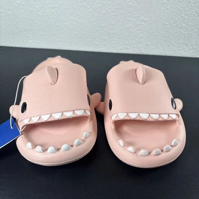 Lindas pantuflas de tiburón de dibujos animados, ranuras antideslizantes de secado rápido, zapatillas de baño rosa Foto 1 de 4