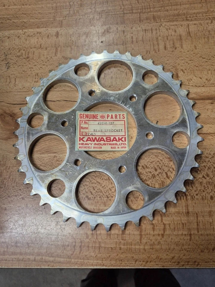 Piñón trasero 44T Kawasaki NOS 42041-157 KX400 Foto 1 de 1