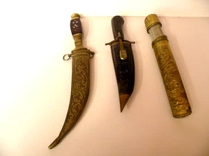 3 CUCHILLOS DECORATIVOS VINTAGE PEQUEÑOS LATÓN DAGA INDIA, SO ASIA 8" L - Imagen 1 de 17