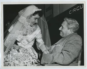 Elizabeth Taylor & Spencer Tracy In Father Of The Bride 1950 Vintage Film Still - Picture 1 of 4
