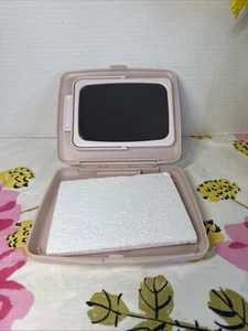 Vintage Mary Kay Consultant Specchio Ingrandimento Rosa Viaggio 2 Lati Supporto - Foto 1 di 8