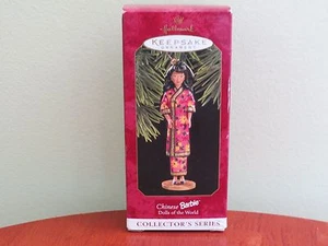 ADORNO DISTINTIVO~ Barbie China~ 2ND EN LAS MUÑECAS DE LA SERIE MUNDIAL AÑO 1997 - Imagen 1 de 4