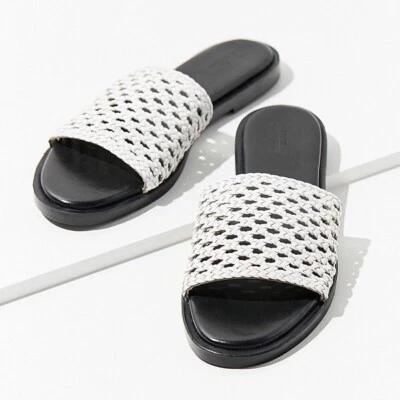 Sandalias planas Urban Outfitters de cuero tejido NUEVAS talla 6 blancas y negras $44 Foto 1 de 4