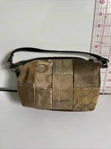 Bolso de Mano Coach Dorado Marrón Retazos Gamuza Pequeño Mujer 7"x5"x3" Usado en Excelente Condición Y2K - Imagen 1 de 8