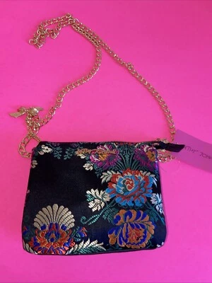 ¡NUEVO! BOLSO DE HOMBRO BETSEY JOHNSON NEGRO SATINADO CON BORDADO FLORAL Foto 1 de 4