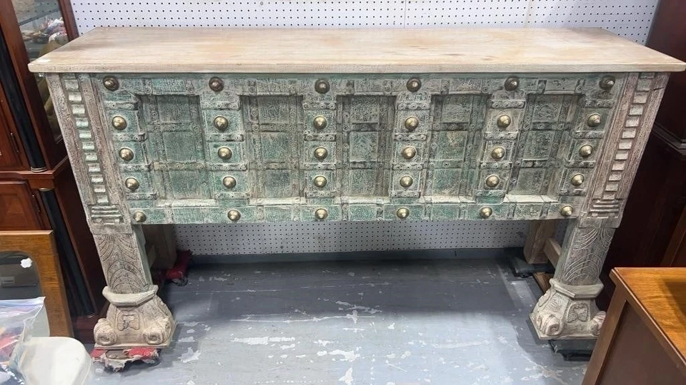 Credenza egipcia muy tallada Foto 1 de 4