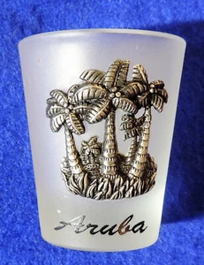 Schnapsglas Aruba Souvenir mattiertes Glas mit Silberpalmen (Metall) 2-3/8 Zoll hoch - Bild 1 von 2
