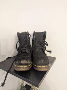 Vtg Dr. Doc Martens England VELVET 8-Eye Combat Boots SIZE 8/9 Ladies - Picture 1 of 5