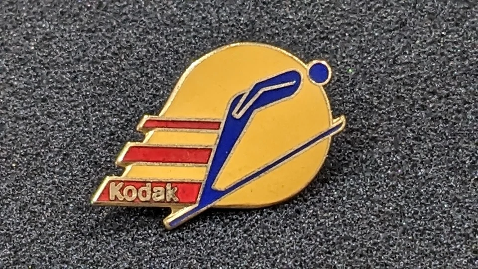 PIN SOLAPA COLECCIONABLE PATROCINADOR KODAK SALTO ESQUÍ LARGO OLÍMPICOS INVIERNO VINTAGE 59 Foto 1 de 1