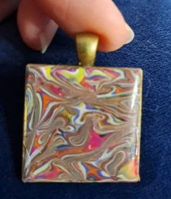 Colgante cuadrado con bisel de arcilla polimérica  Foto 1 de 4
