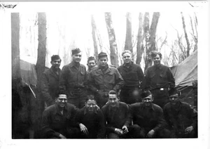 ORIGINAL ZWEITER WELTKRIEG MÄRZ 1946 FRANKREICH GRUPPE USA SOLDATENFOTO 4,6 x 3,4 NAMEN AUF DER RÜCKSEITE - Bild 1 von 2