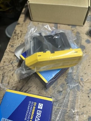 Cinta de impresora Brady BMP61-R4300 M61-R4310-Negro -75' Largo 2" Ancho-(1) Caja Foto 1 de 2