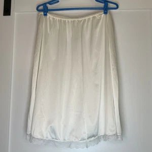 Medio Slip Vintage Velrose Talla Grande 40/42 Antron III Nylon Hecho en EE. UU. Borde de Encaje - Imagen 1 de 5