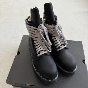Rick Owens Dr Martens 1460 DRKSHDW Quad Sohle Stahlkappe Stiefel Größe 9 Herren NEU - Bild 1 von 7