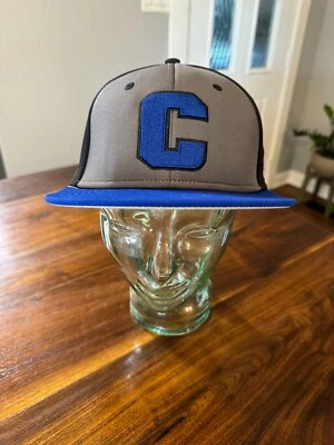 The Game Pro GameTek Gris/Negro/Azul Hombres 7 1/4 Grande Logotipo "C" Mustang en la parte posterior Foto 1 de 4