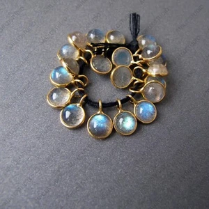 Solid 18k Yellow Gold Solitaire Labradorite Tiny Charm Pendant For Necklace - Picture 1 of 5